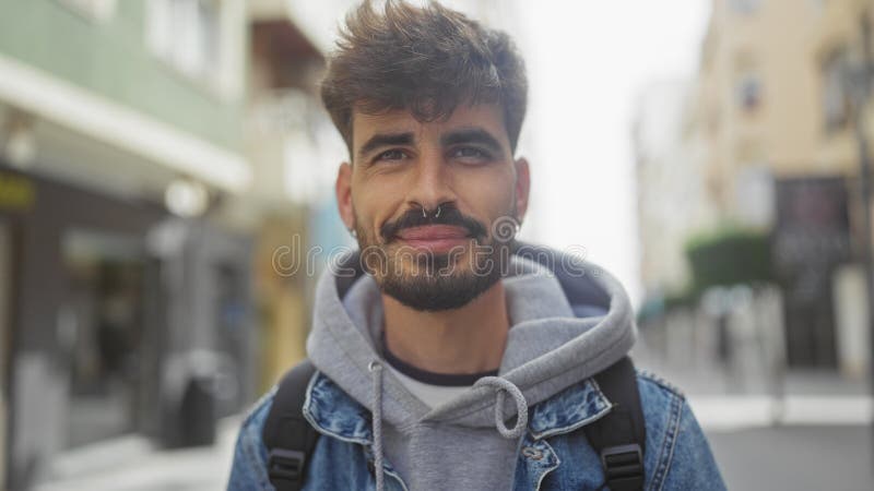 όμορφος ισπανός άνδρας με μούσι χαμογελαστός στην αστική οδό στοκ εικόνα με δικαίωμα ελεύθερης χρήσης