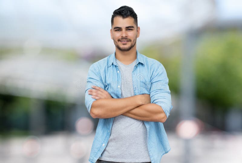 όμορφος ισπανός χίπης με γενειάδα και περιστασιακά ρούχα στοκ φωτογραφίες με δικαίωμα ελεύθερης χρήσης