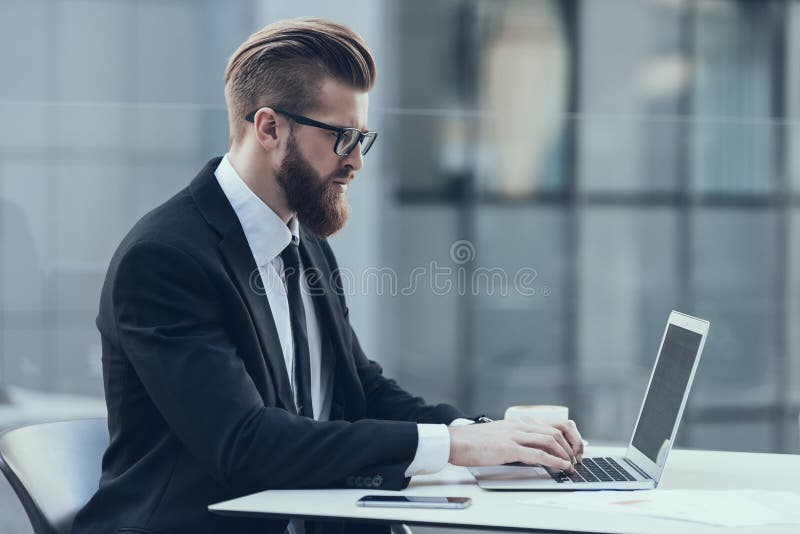 Όμορφος καφές lap-top επιχειρηματιών λειτουργώντας υπαίθρια στοκ φωτογραφία με δικαίωμα ελεύθερης χρήσης Όμορφος καφές lap-top επιχειρηματιών λειτουργώντας υπαίθρια στοκ φωτογραφία με δικαίωμα ελεύθερης χρήσης