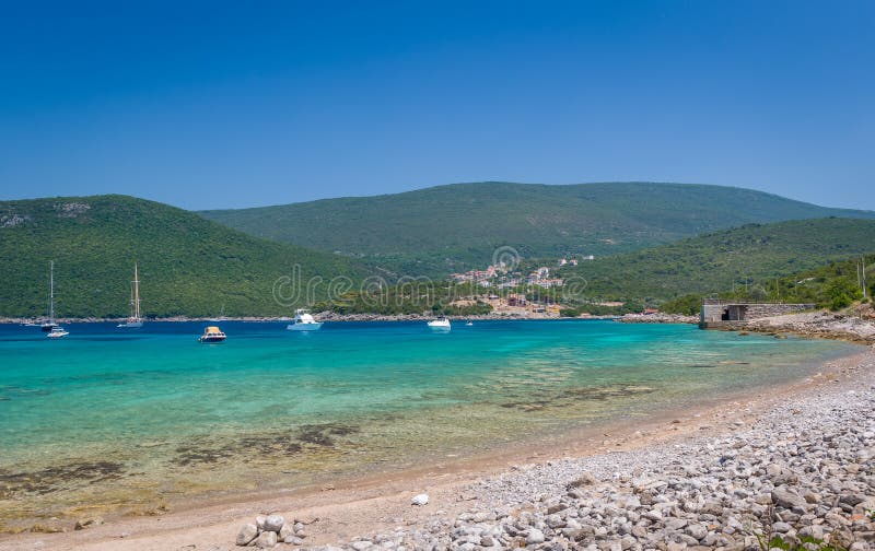 Όμορφος κόλπος της αδριατικής θάλασσας με τις ψυχαγωγικές βάρκες στην άγκυρα στοκ εικόνα Όμορφος κόλπος της αδριατικής θάλασσας με τις ψυχαγωγικές βάρκες στην άγκυρα στοκ εικόνα
