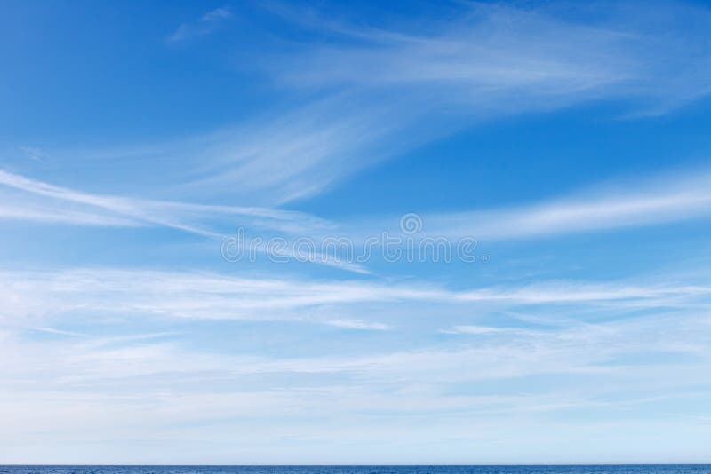 Όμορφος μπλε ουρανός με τα άσπρα Cirrus σύννεφα στοκ φωτογραφία με δικαίωμα ελεύθερης χρήσης