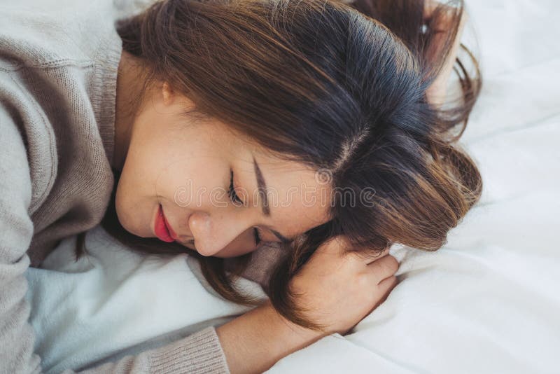Όμορφος νέος ασιατικός ύπνος γυναικών στο κρεβάτι το πρωί στοκ εικόνες Όμορφος νέος ασιατικός ύπνος γυναικών στο κρεβάτι το πρωί στοκ εικόνες