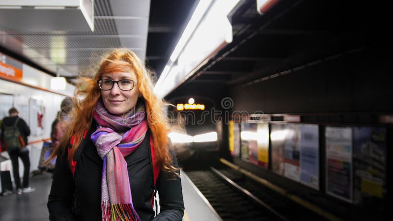 Όμορφος νέος υπόγειος αναμονής γυναικών υπόγεια - το τραίνο φθάνει στοκ φωτογραφίες Όμορφος νέος υπόγειος αναμονής γυναικών υπόγεια - το τραίνο φθάνει στοκ φωτογραφίες