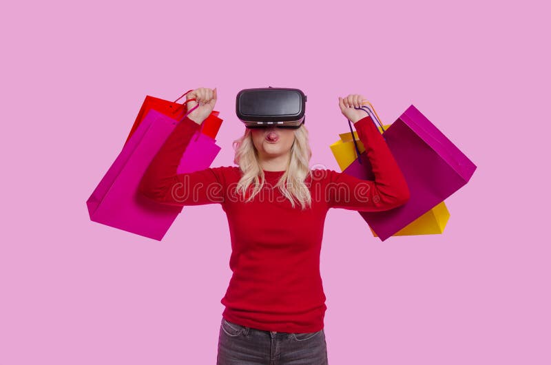 Όμορφος ξανθός με τις τσάντες και vr τα γυαλιά αγορών στοκ φωτογραφίες Όμορφος ξανθός με τις τσάντες και vr τα γυαλιά αγορών στοκ φωτογραφίες