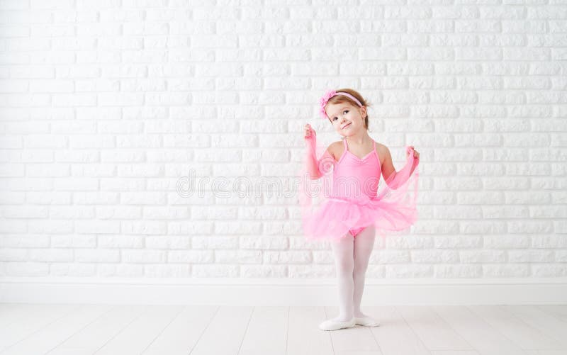 Όνειρα λίγων κοριτσιών παιδιών να γίνει ballerina στοκ φωτογραφίες
