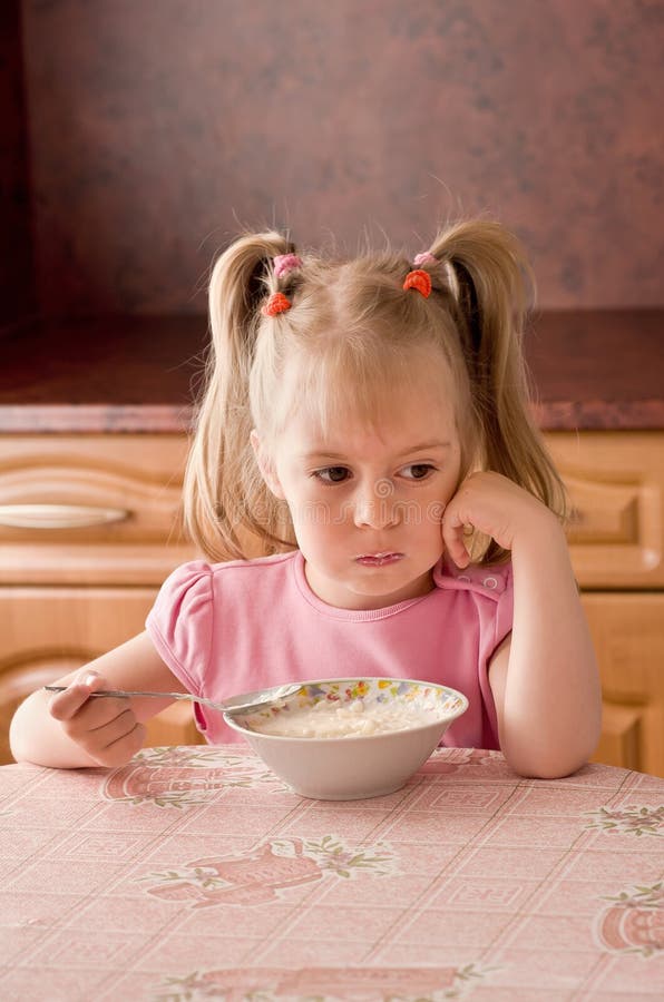 Baby 3.5 years did not want to eat breakfast. Baby 3.5 years did not want to eat breakfast.