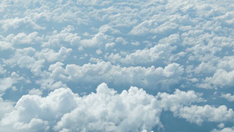 Όψη από το αεροπλάνο Σύννεφα σε ένα ύψος διάφορων χιλιομέτρων