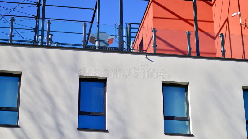 όψη ενός λευκού μοντέρνου διαμερίσματος. τέλεια συμμετρία με γαλάζιο ουρανό. γεωμετρική αρχιτεκτονική λεπτομέρεια μοντέρνα κατασκευή σκυροδέματος. αφηρημένη αρχιτεκτονική σκυροδέματος.