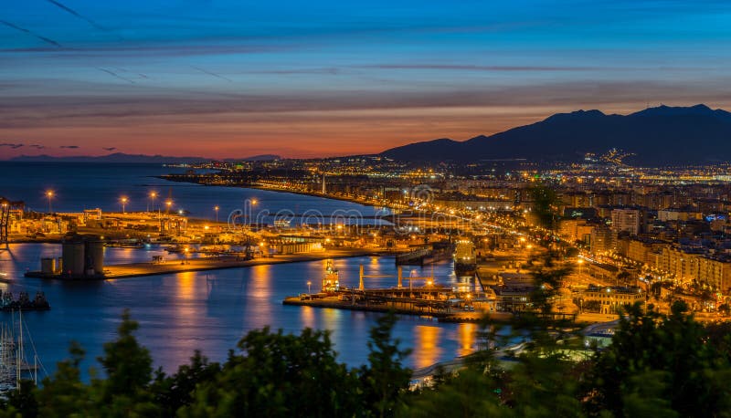 Όψη πέρα από το λιμένα και το λιμάνι της Μάλαγας τη νύχτα στοκ εικόνες Όψη πέρα από το λιμένα και το λιμάνι της Μάλαγας τη νύχτα στοκ εικόνες
