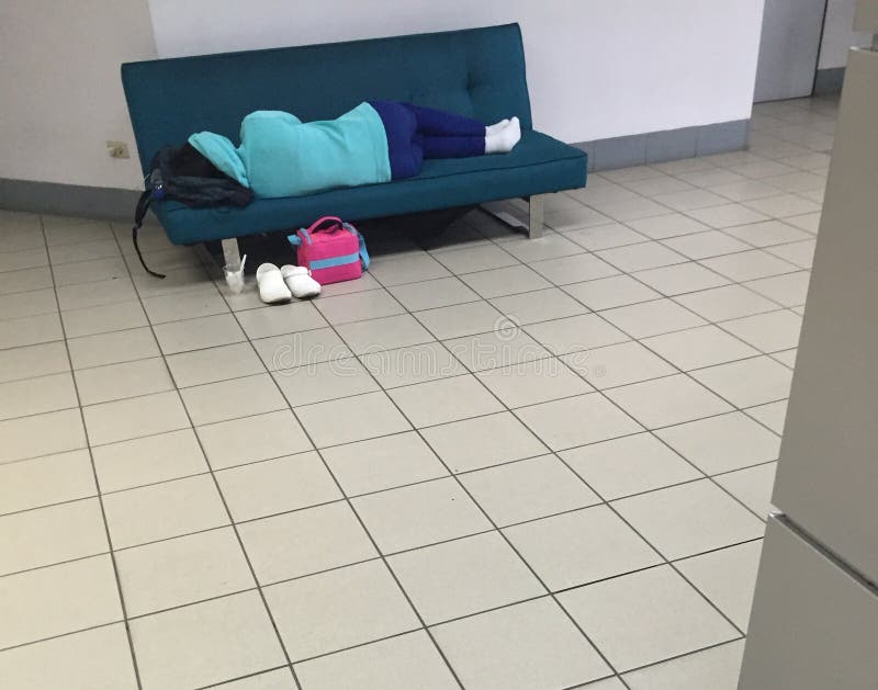Ύπνος σπουδαστών στον καναπέ κολλεγίων στοκ εικόνες