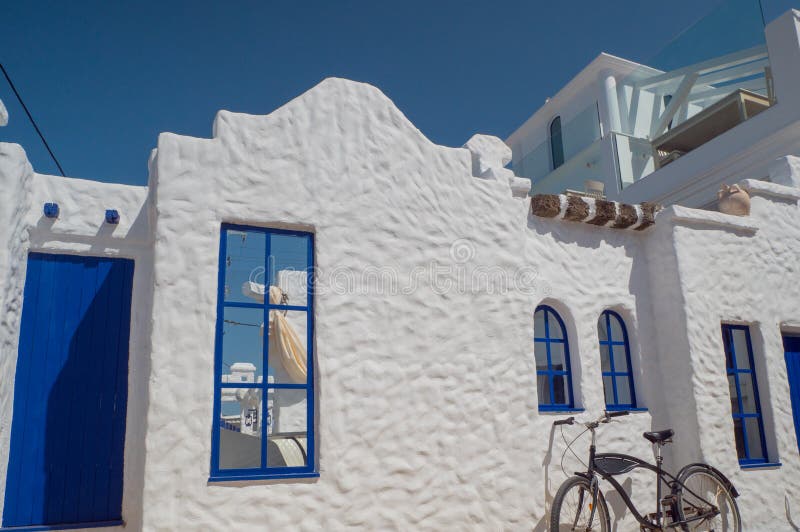 Ύφος Santorini που χτίζει τα άσπρα και μπλε χρώματα στοκ εικόνες Ύφος Santorini που χτίζει τα άσπρα και μπλε χρώματα στοκ εικόνες