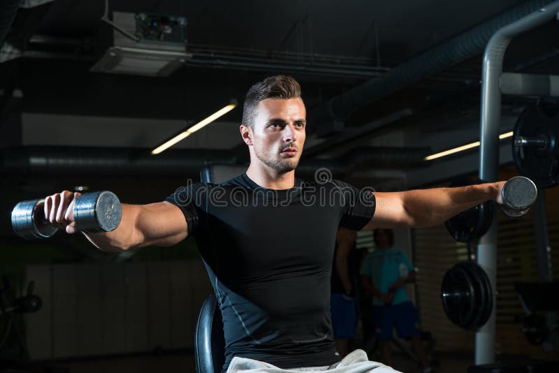 Ώμος Workout στοκ φωτογραφία με δικαίωμα ελεύθερης χρήσης Ώμος Workout στοκ φωτογραφία με δικαίωμα ελεύθερης χρήσης