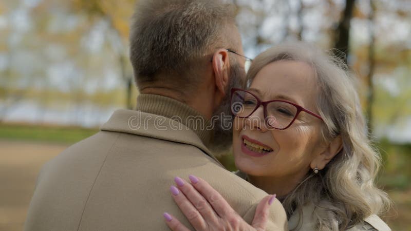 ώριμη γυναίκα με γκρι αγκαλιά ηλικιωμένος άνδρας τρυφερότητα συνάντηση ηλικιωμένο παντρεμένο ζευγάρι αγκαλιάζει ευτυχισμένη οικογέ