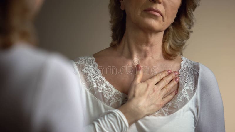 Ώριμο θηλυκό σχετικά με το ζαρωμένο λαιμό της μπροστά από τον καθρέφτη, διαδικασία γήρανσης στοκ φωτογραφίες με δικαίωμα ελεύθερης χρήσης Ώριμο θηλυκό σχετικά με το ζαρωμένο λαιμό της μπροστά από τον καθρέφτη, διαδικασία γήρανσης στοκ φωτογραφίες με δικαίωμα ελεύθερης χρήσης