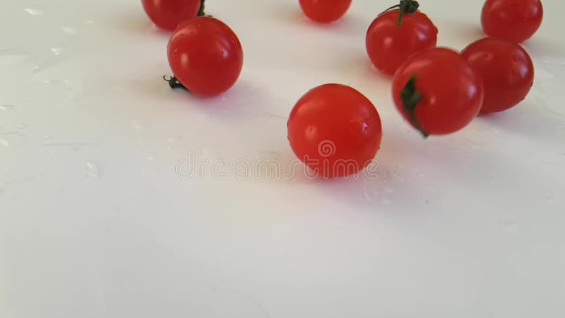 ώριμο νερό ντοματών που χύνει το σε αργή κίνηση πυροβολισμό, υγρή πτώση φιλμ μικρού μήκους