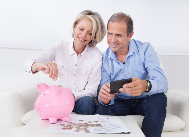 Ώριμο νόμισμα υπολογισμού ζευγών στο piggybank στοκ φωτογραφίες με δικαίωμα ελεύθερης χρήσης Ώριμο νόμισμα υπολογισμού ζευγών στο piggybank στοκ φωτογραφίες με δικαίωμα ελεύθερης χρήσης