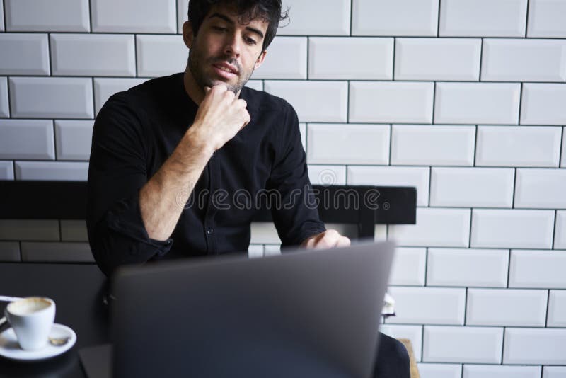 Ώριμος ιδιοκτήτης μιας επιχείρησης σε ένα μαύρο πουκάμισο στοκ φωτογραφίες με δικαίωμα ελεύθερης χρήσης Ώριμος ιδιοκτήτης μιας επιχείρησης σε ένα μαύρο πουκάμισο στοκ φωτογραφίες με δικαίωμα ελεύθερης χρήσης
