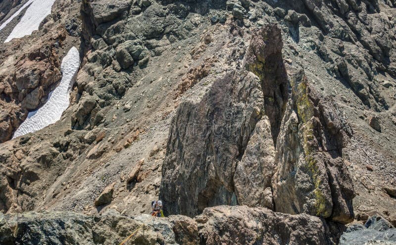 Альпинист Rappels в скалистую местность стоковое изображение rf Альпинист Rappels в скалистую местность стоковое изображение rf