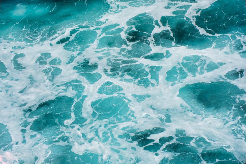Абстрактная голубая морская вода с белой пеной для предпосылки стоковое изображение rf Абстрактная голубая морская вода с белой пеной для предпосылки стоковое изображение rf