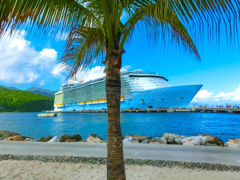 Абстрактное туристическое судно на Labadee - карибском острове Гаити стоковое изображение Абстрактное туристическое судно на Labadee - карибском острове Гаити стоковое изображение