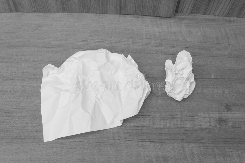 Абстрактный Monochrome, лист белой бумаги, завертывает в бумагу скомканный на древесине стоковая фотография rf Абстрактный Monochrome, лист белой бумаги, завертывает в бумагу скомканный на древесине стоковая фотография rf