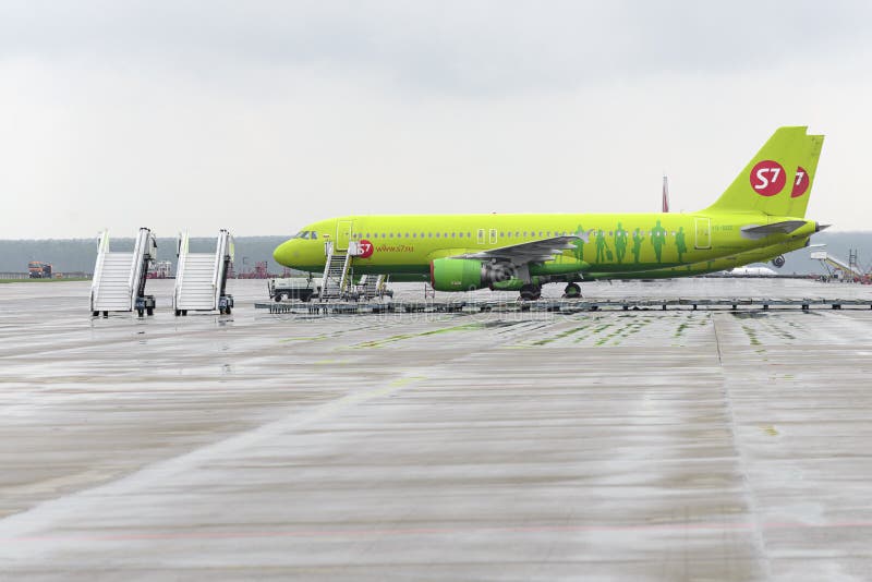 Авиакомпании аэробуса A320 S7 в воздушных судн стоят стоковая фотография rf Авиакомпании аэробуса A320 S7 в воздушных судн стоят стоковая фотография rf