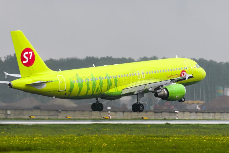Авиакомпании аэробуса A320 S7 приземляясь на международный аэропорт Domodedovo стоковое изображение rf Авиакомпании аэробуса A320 S7 приземляясь на международный аэропорт Domodedovo стоковое изображение rf