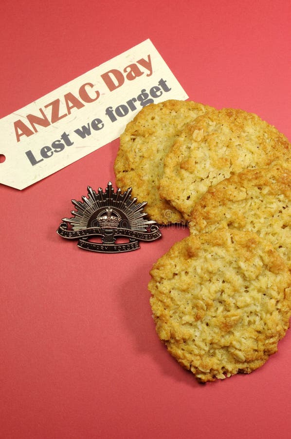 Австралийский значок шлема дня WWI поднимая Солнця ANZAC с традиционными печеньями Anzac и чтобы мы забываем сообщение стоковые изображения rf Австралийский значок шлема дня WWI поднимая Солнця ANZAC с традиционными печеньями Anzac и чтобы мы забываем сообщение стоковые изображения rf