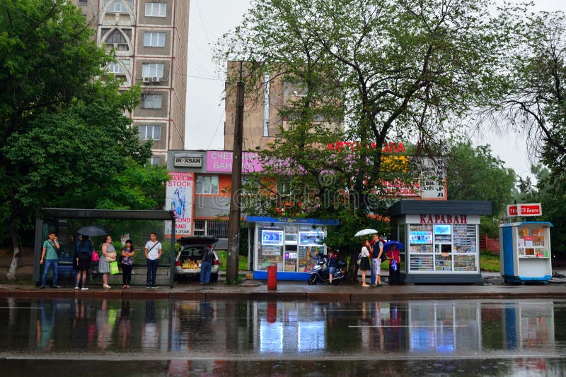 Автобусная остановка при люди ждать на теплый ненастный летний день стоковая фотография rf