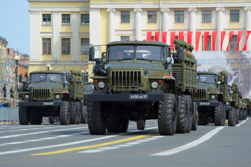 Автомобили Ural-4320 с солдатами на репетиции парада в честь дня победы на квадрате дворца святой petersburg стоковое фото rf Автомобили Ural-4320 с солдатами на репетиции парада в честь дня победы на квадрате дворца святой petersburg стоковое фото rf