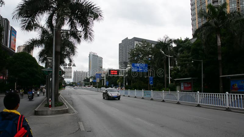 Автомобили бегут на улице в Nanning, Китае видеоматериал