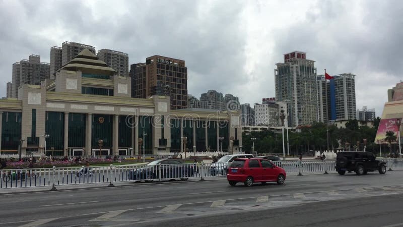 Автомобили бегут на улице в Nanning, Китае видеоматериал