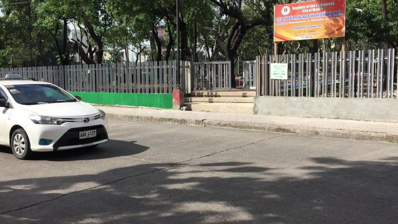 Автомобили бегут на улице в Маниле, Филиппинах сток-видео