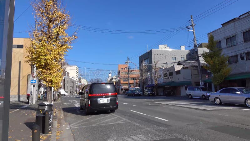 Автомобили бегут на улице в токио, Японии сток-видео