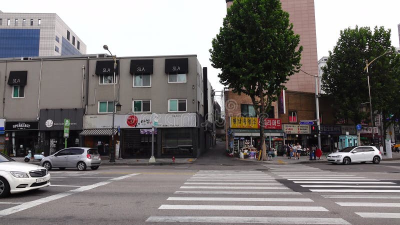 Автомобили бегут на улице на районе Jongno в Сеуле, Корее сток-видео