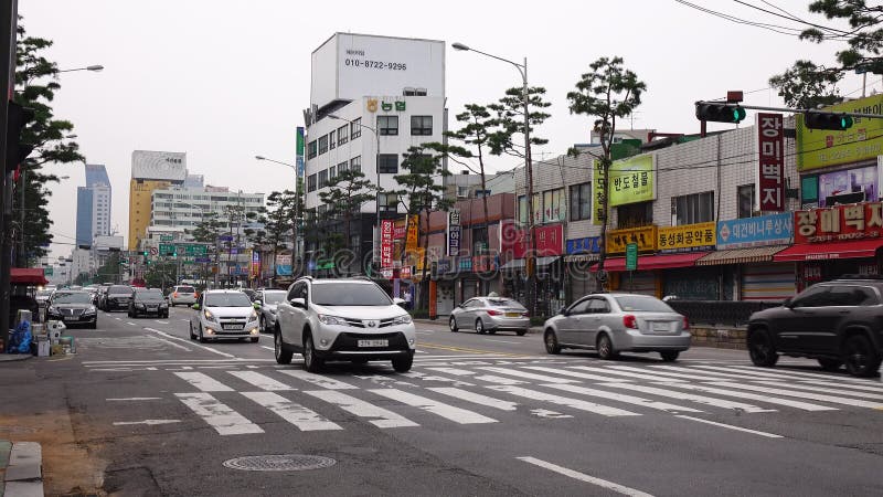 Автомобили бегут на улице на районе Seodaemun в Сеуле, Корее сток-видео
