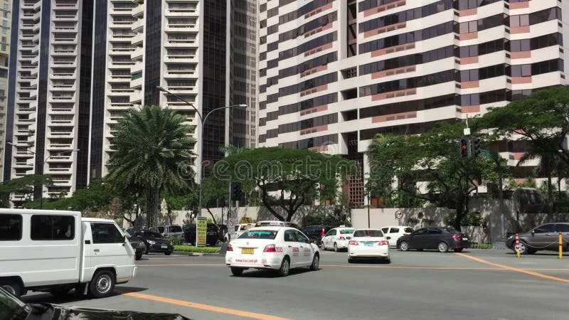 Автомобили бегут на улице на часе пик в Makati, Маниле видеоматериал