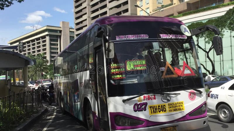 Автомобили бегут на улице на часе пик в Makati, Маниле видеоматериал