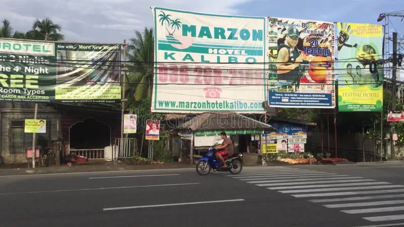 Автомобили бежать на улице в Kalibo, Филиппинах видеоматериал