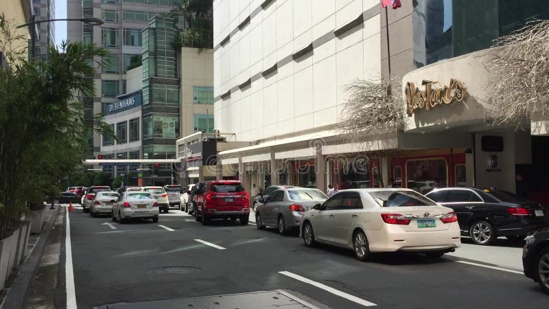Автомобили бежать на улице в Makati, Филиппинах сток-видео
