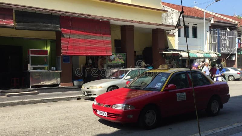 Автомобили бежать на улице в центре города в Melaka, Малайзии акции видеоматериалы