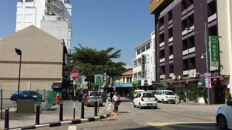 Автомобили бежать на улице в центре города в Melaka, Малайзии видеоматериал