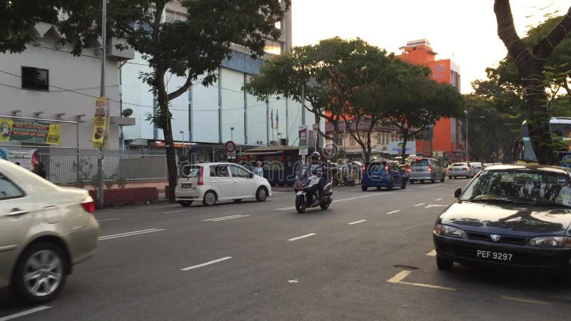 Автомобили на улице в Penang, Малайзии сток-видео
