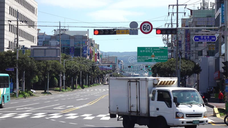 Автомобили на улице в центре города в Jeju, Южной Корее сток-видео