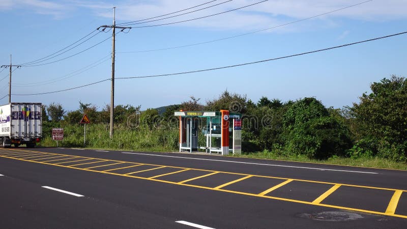 Автомобили на улице на городке Gimyeong в Jeju, Южной Корее сток-видео