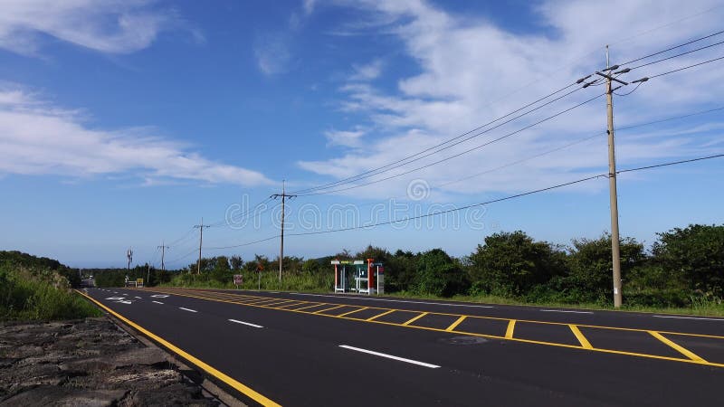 Автомобили на улице на городке Gimyeong в Jeju, Южной Корее акции видеоматериалы