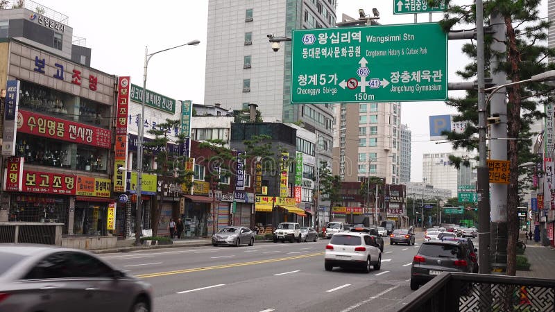 Автомобили на улице на районе Dongdaemun в Сеуле, Корее видеоматериал