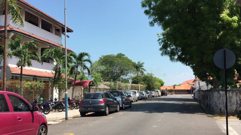 Автомобили паркуя на главной улице в Penang, Малайзии акции видеоматериалы