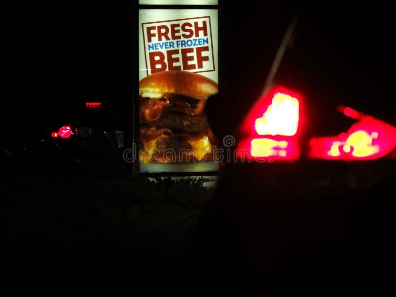 Автомобили, ожидающие на Fast Food Drive в стоковые изображения Автомобили, ожидающие на Fast Food Drive в стоковые изображения