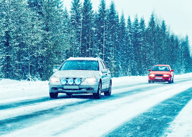 Ðвтомобиль в дороге зимы в Rovaniemi Лапландии, ФинлÑндии стоковые фото Ðвтомобиль в дороге зимы в Rovaniemi Лапландии, ФинлÑндии стоковые фото